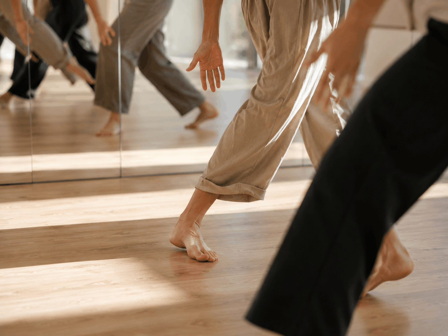 Détail de pieds et mains en mouvement dans le studio