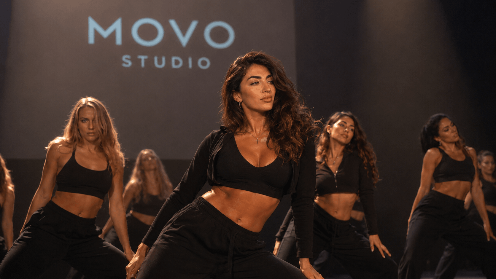 Danseuses sur scène avec projection MOVO Studio